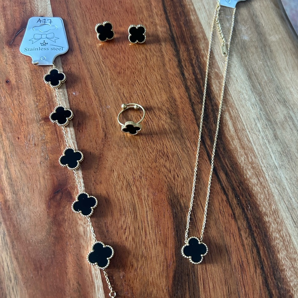 Black Clover Jewelry Set